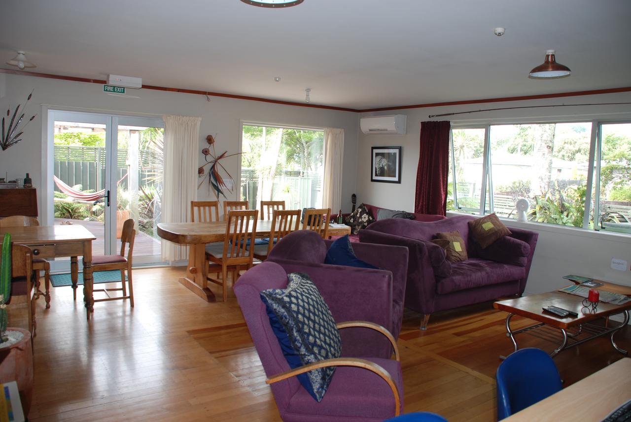 Riverstone Lodge Turangi Exterior photo A living room in a typical New Zealand home