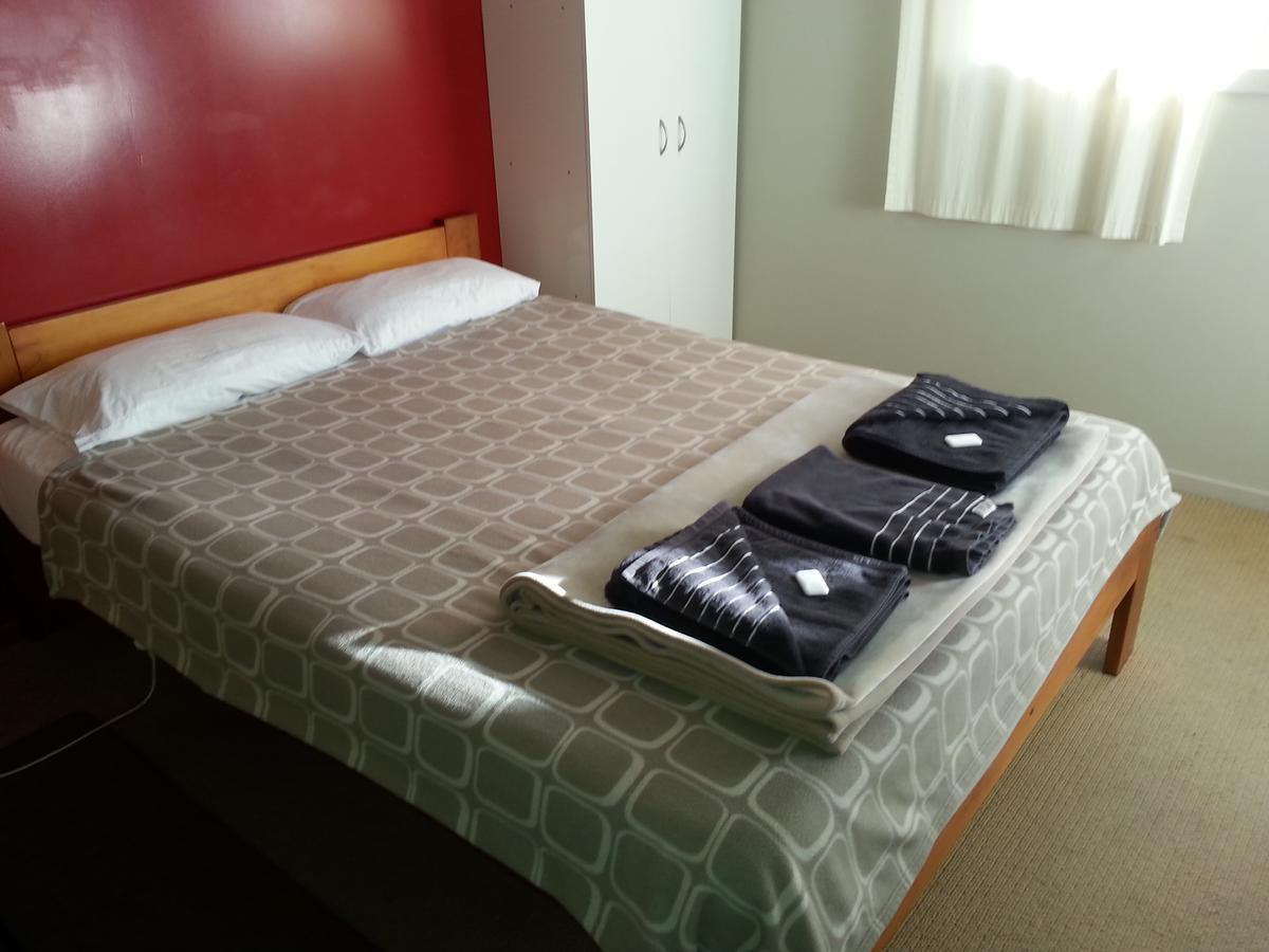 Riverstone Lodge Turangi Exterior photo A bed with a duvet